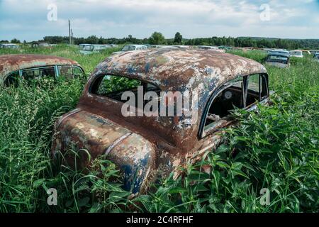 Vintage rostigen Retro-Auto unter anderem Autos in grünem Gras. Stockfoto