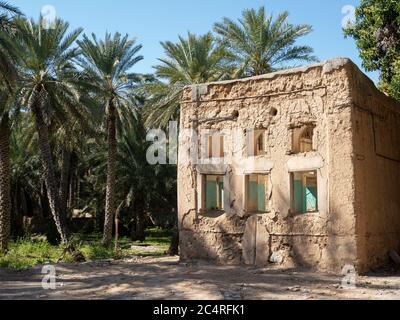 Außenansicht eines meist verlassenen Lehmbauhauses in Bait Al Safah, Al Hamra, Sultanat von Oman. Stockfoto