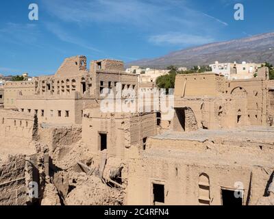 Außenansicht eines meist verlassenen Lehmbauhauses in Bait Al Safah, Al Hamra, Sultanat von Oman. Stockfoto