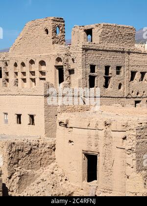 Außenansicht eines meist verlassenen Lehmbauhauses in Bait Al Safah, Al Hamra, Sultanat von Oman. Stockfoto