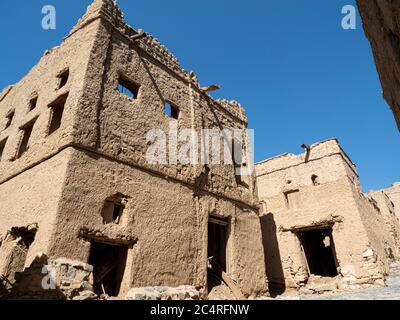 Außenansicht eines meist verlassenen Lehmbauhauses in Bait Al Safah, Al Hamra, Sultanat von Oman. Stockfoto