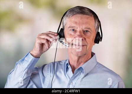 Leitender Kaukasusmann, der von zu Hause aus mit Kunden oder dem Team in der Arbeit spricht. Stockfoto