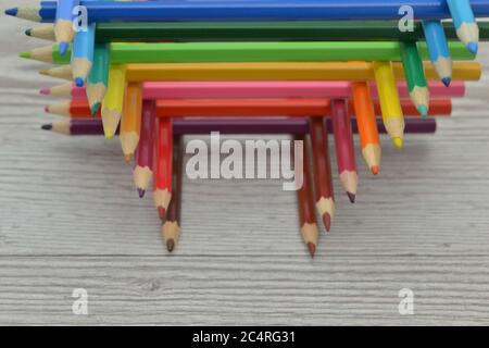 Farbige Holzstifte in einer Pyramide gestapelt. Buntstifte Palette, Regenbogenstruktur Stockfoto