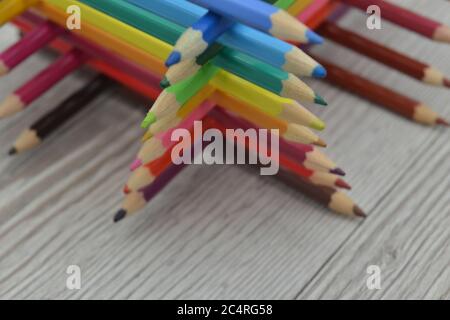 Farbige Holzstifte in einer Pyramide gestapelt. Buntstifte Palette, Regenbogenstruktur Stockfoto