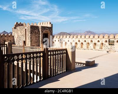 Außenansicht des Schlosses von Jabreen, einer Festung aus dem 17. Jahrhundert in der Nähe von Bahla, Sultanat von Oman. Stockfoto