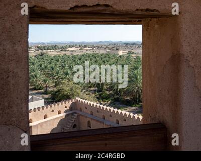 Außenansicht des Schlosses von Jabreen, einer Festung aus dem 17. Jahrhundert in der Nähe von Bahla, Sultanat von Oman. Stockfoto