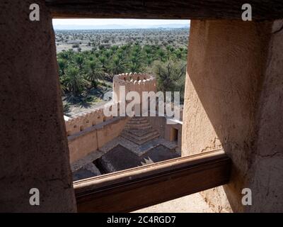 Außenansicht des Schlosses von Jabreen, einer Festung aus dem 17. Jahrhundert in der Nähe von Bahla, Sultanat von Oman. Stockfoto