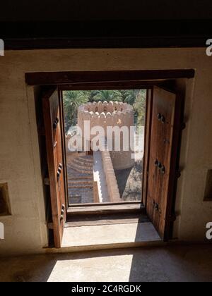 Außenansicht des Schlosses von Jabreen, einer Festung aus dem 17. Jahrhundert in der Nähe von Bahla, Sultanat von Oman. Stockfoto