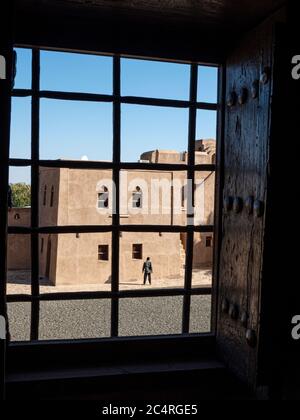 Außenansicht des Schlosses von Jabreen, einer Festung aus dem 17. Jahrhundert in der Nähe von Bahla, Sultanat von Oman. Stockfoto