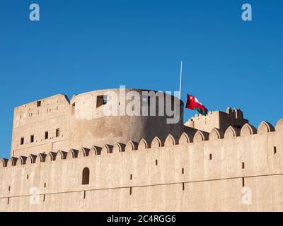 Außenansicht des Schlosses von Jabreen, einer Festung aus dem 17. Jahrhundert in der Nähe von Bahla, Sultanat von Oman. Stockfoto