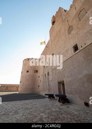 Außenansicht des Schlosses von Jabreen, einer Festung aus dem 17. Jahrhundert in der Nähe von Bahla, Sultanat von Oman. Stockfoto