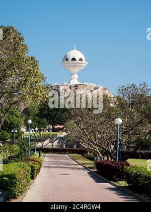 Skulptur, die wie ein riesiger Räuchergefäß entlang der corniche in Muttrah, Maskat, Sultanat von Oman aussieht. Stockfoto