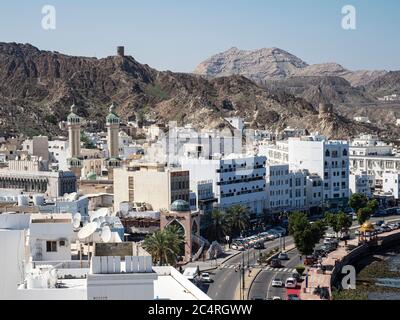 Blick auf einen Wachturm entlang der küstenstraße in Muttrah, Maskat, Sultanat von Oman. Stockfoto