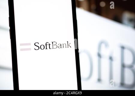 SoftBank-Logo auf dem Bildschirm. Stockfoto