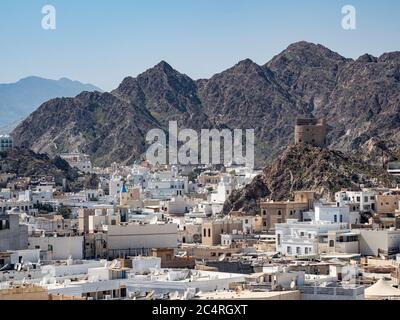 Blick auf einen Wachturm entlang der küstenstraße in Muttrah, Maskat, Sultanat von Oman. Stockfoto