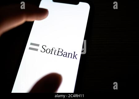 SoftBank-Logo auf dem Bildschirm. Stockfoto