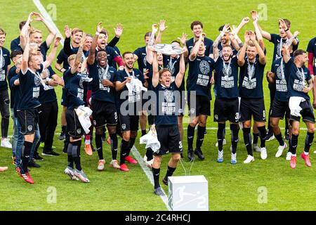 Bielefeld, Deutschland. 28. Juni 2020. firo: 28.06.2020, Fuvuball, 3.Bundesliga, 2019/2020 Arminia Bielefeld - FC Heidenheim Sven Schipplock (Arminia Bielefeld) mit der Meisterschaftspokal. Quelle: dpa/Alamy Live News Stockfoto