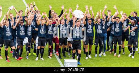 Bielefeld, Deutschland. 28. Juni 2020. firo: 28.06.2020, Fuvuball, 3.Bundesliga, 2019/2020 Arminia Bielefeld - FC Heidenheim Fabian Klos (Arminia Bielefeld) mit der Meisterschaftspokal. Quelle: dpa/Alamy Live News Stockfoto