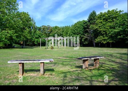 College Green in Bromley (London), Kent. Dieser offene Raum in der Nähe des Zentrums von Bromley hat Gras, Blumen und Bäume. Foto zeigt Sitze und eine Pergola. Stockfoto