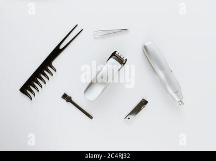 Friseurzubehör auf weißem Hintergrund. Stockfoto