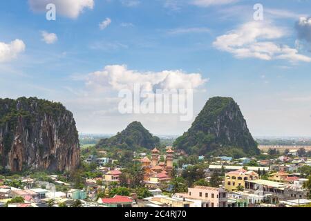 Panorama-Luftaufnahme der Marmorberge in Danang, Vietnam in einem Sommertag Stockfoto