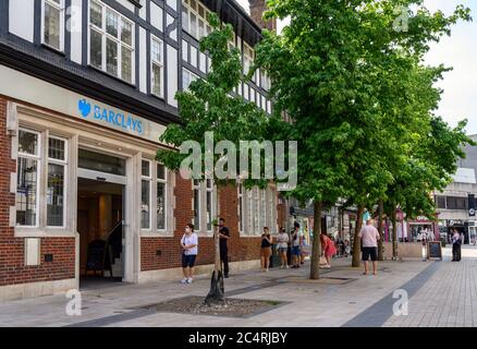 Bromley (London) in Kent, Großbritannien. Kunden, die sich während der Coronavirus-Pandemie in einer sozialen Warteschlange vor der Barclays Bank in Bromley anstellen. Stockfoto