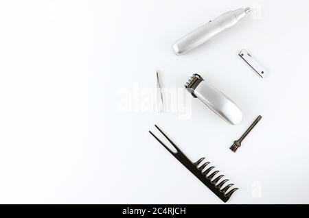 Friseurzubehör auf weißem Hintergrund. Stockfoto
