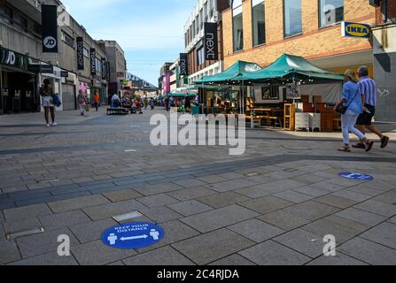 Bromley (London) in Kent, Großbritannien. Halten Sie Ihr Distanzschild in der Bromley High Street während der Coronavirus-Pandemie. Menschen zu Fuß in der Fußgängerzone. Stockfoto