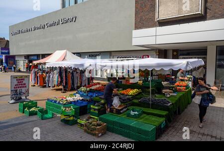 Bromley (London) in Kent, Großbritannien. Marktstand mit Obst und Gemüse in der Bromley High Street vor dem Churchill Theater & Bromley Central Library Stockfoto