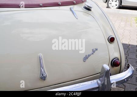 Bordeaux , Aquitaine / Frankreich - 06 20 2020 : Austin Healey 3000 Sprite Motor Car geparkt in Rückansicht auf Logo-Schild Stockfoto