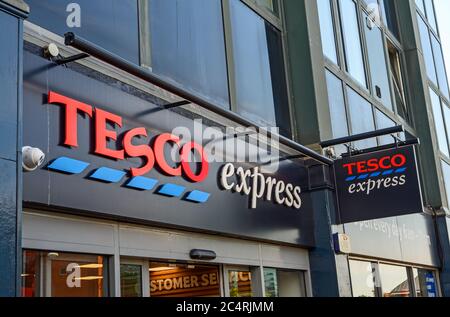 Bromley (Großraum London), Kent, Großbritannien. Tesco Express Geschäft in Bromley High Street. Tesco Express Name und Logo mit gebrochenem Tesco Express Schild über der Tür. Stockfoto