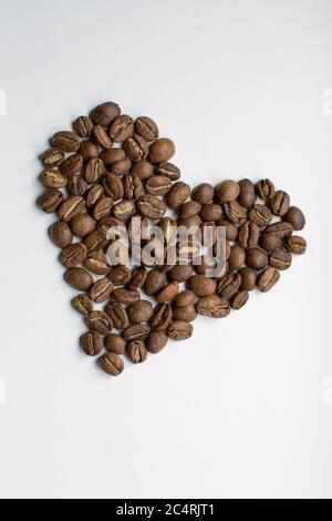 Isolierte Medium gebratene Kaffeebohnen in ein Herz geformt Stockfoto