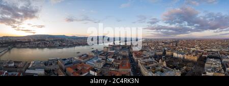 Panorama-Luftdrohne Aufnahme des ungarischen Parlaments Kossuth Platz an der Donau in Budapest Sonnenuntergang Stockfoto