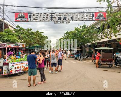 Kambodscha, Siem Reap, Januar 2017 : Gegend der Kneipensraße in der Provinz Siem Reap in Kambodscha. Viele Touristen kommen für die Reise Sightseeing. Kneipstraße mit r Stockfoto