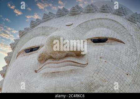 Nahaufnahme einer Marmorstatue eines schneeweißen Big Buddha auf der Insel Phuket in Thailand. Eine riesige Buddha-Figur aus Marmorsteinen auf dem Berg Nakaked in Stockfoto