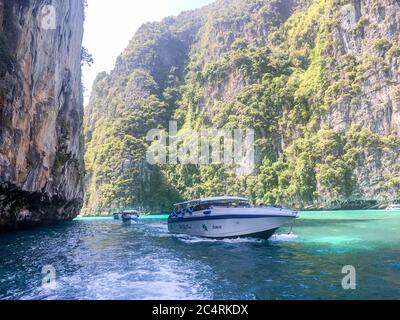PHI-PHI INSEL, KRABI, THAILAND- Januar ,2017: Schnellboot und Touristen schnorcheln im Andamanensee auf den Phi Phi Inseln in der Provinz Krabi, Thailand. Stockfoto