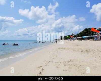 KOH SAMUI, THAILAND - FEBRUAR 2020: Chaweng Beach in Koh Samui, Thailand. Am Chaweng Strand in Koh Samui sonnen sich die Menschen Stockfoto