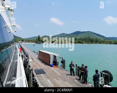 Koh Tao, Thailand, Februar 2020: High-Speed-Katamaran steht am Pier, Tao Insel 'Koh Tao' Thailand. Stockfoto