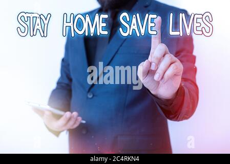Text schreiben Stay Home Save Lives. Konzeptionelle Foto verringern die Anzahl der infizierten Patienten, indem Sie das Haus Modell nicht mit zeigenden Fingerspitzen verlassen Stockfoto