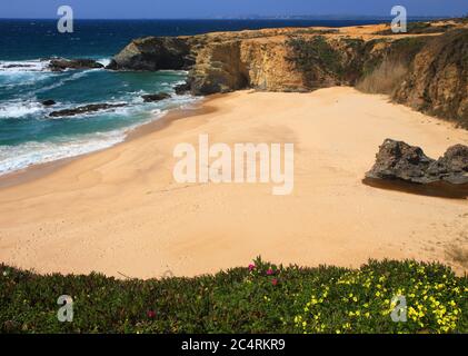 Portugal, Alentejo, Sines. Schöner, menschenleerer, unberührter Strand im malerischen Dorf Porto Covo an der Atlantikküste Portugals. Stockfoto