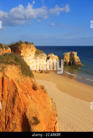 Portugal, Portimao, Praia do Vau. Blick auf die Klippen über die Felsformationen und den unberührten, einsamen Strand von Praia dos Careanos. Stockfoto