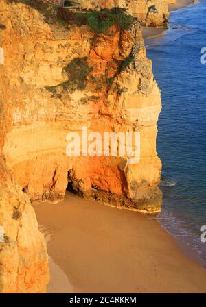 Portugal, Portimao, Praia do Vau. Blick auf die Klippen über die Felsformationen und den unberührten, einsamen Strand von Praia dos Careanos. Stockfoto