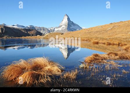 Das berühmte Matterhorn spiegelte sich an einem schönen Herbstmorgen im Stellisee wider. Stockfoto