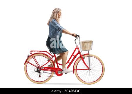 Blonde junge Frau in einem Kleid Reiten eines roten Fahrrad isoliert auf weißem Hintergrund Stockfoto