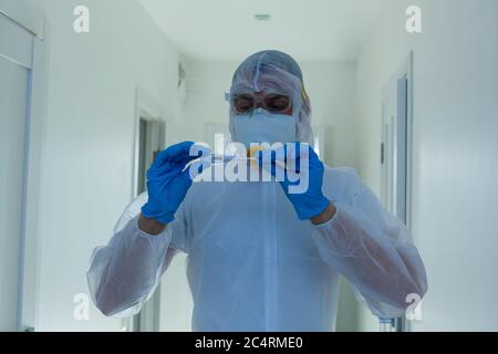 Wissenschaftler in Schutzkleidung, Brille und Atemschutz Stockfoto