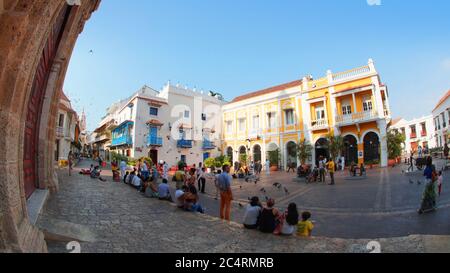 Cartagena de Indias, Bolivar / Kolumbien - 9. April 2016: Touristen besuchen die Kirche von San Pedro Claver. Cartagenas koloniale ummauerte Stadt und Fortres Stockfoto