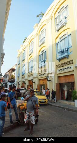 Cartagena de Indias, Bolivar / Kolumbien - 9. April 2016: Menschen, die im historischen Zentrum der Hafenstadt spazieren. Cartagenas koloniale ummauerte Stadt und f Stockfoto