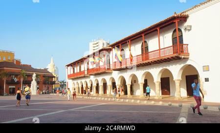 Cartagena de Indias, Bolivar / Kolumbien - 9. April 2016: Aktivität auf der Plaza de la Aduana im historischen Zentrum von Cartagena. Cartagenas koloniale ummauerte CI Stockfoto