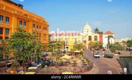 Cartagena de Indias, Bolivar / Kolumbien - 9. April 2016: Aktivität im historischen Zentrum der Hafenstadt. Cartagenas koloniale ummauerte Stadt und Fortres Stockfoto