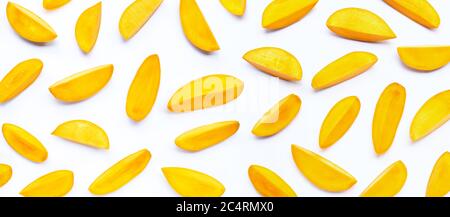 Tropische Früchte, Mango-Scheiben auf weißem Hintergrund. Draufsicht Stockfoto